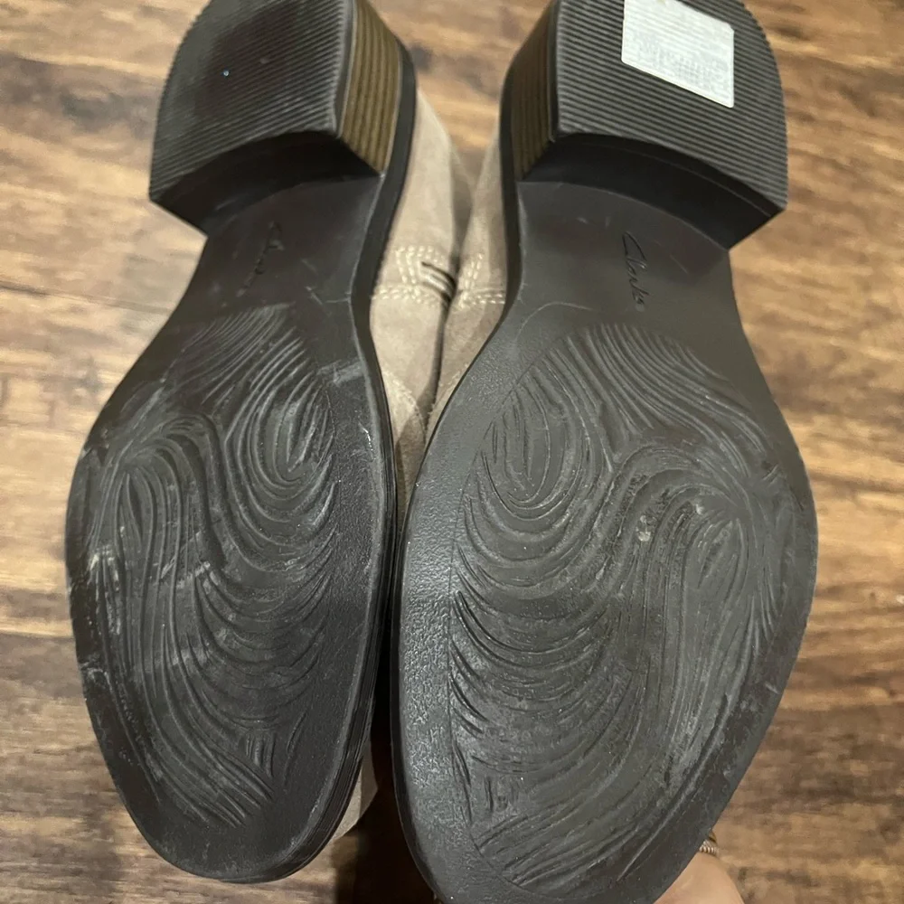 Clark’s‎ Tan Suede May Booties Sz. 6